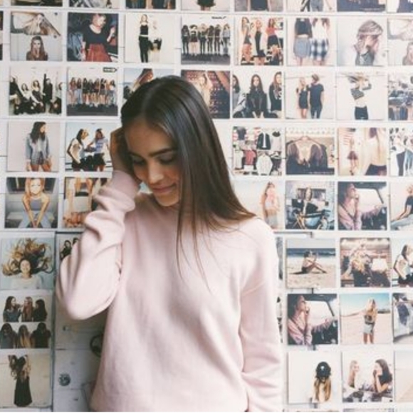 Brandy Melville Photo + 4 Velvet Winter Scrunchie - Picture 4 of 5